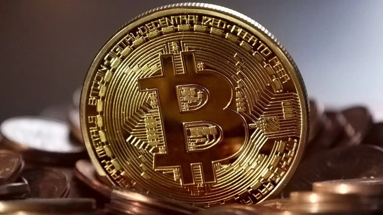 <strong>What Is the Difference Between Bitcoin and Traditional Currency?</strong>